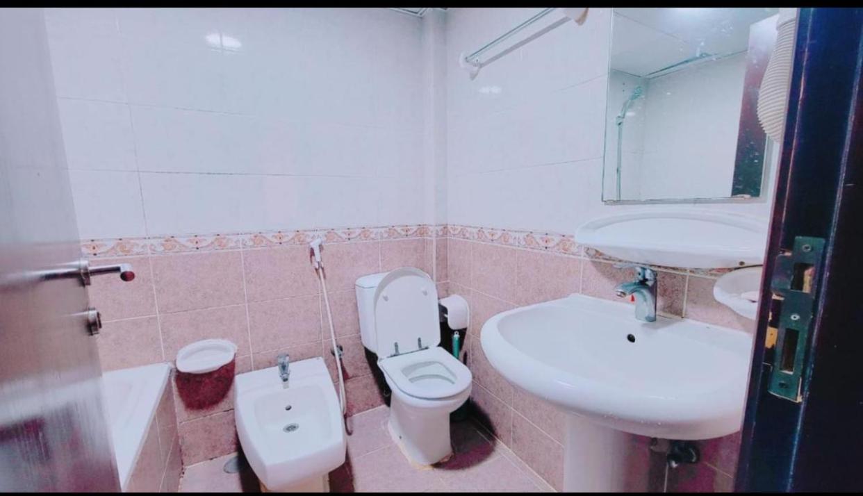 Dxb Hostel Near Adcb Metro Station Dubai Exterior foto
